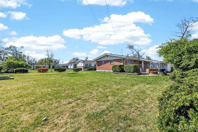 16 Tamma Lane, Hazelwood, MO 63042
