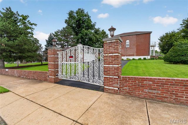 1392 Burd Avenue, St Louis, MO 63112