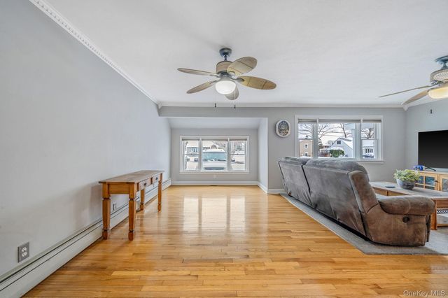 132 Gladstone Avenue, West Islip, NY 11795