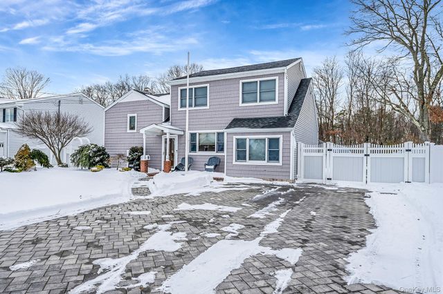 132 Gladstone Avenue, West Islip, NY 11795