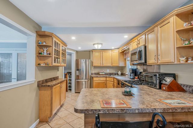 132 Gladstone Avenue, West Islip, NY 11795