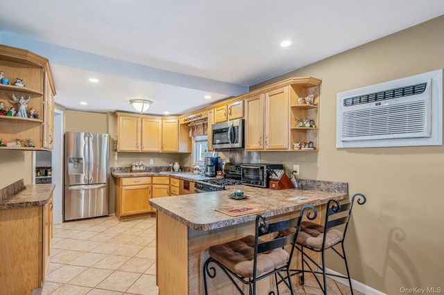 132 Gladstone Avenue, West Islip, NY 11795