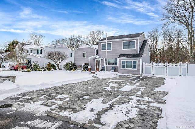 132 Gladstone Avenue, West Islip, NY 11795