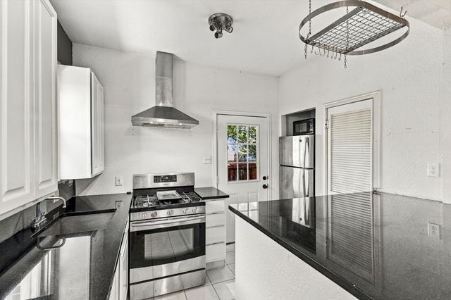 305 E 6th Street, Dallas, TX 75203