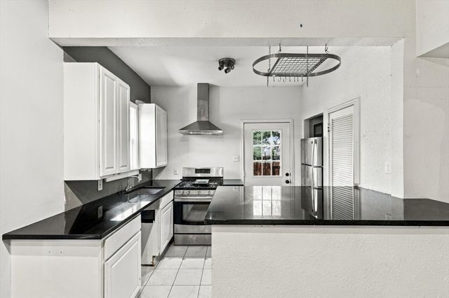 305 E 6th Street, Dallas, TX 75203