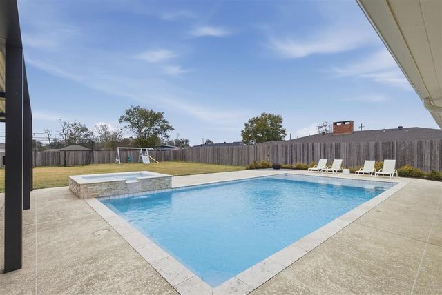 800 Bayou Oaks Lane, Lake Charles, LA 70605