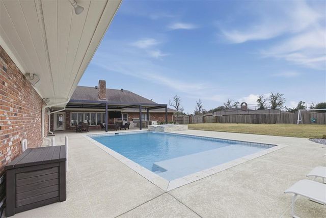 800 Bayou Oaks Lane, Lake Charles, LA 70605