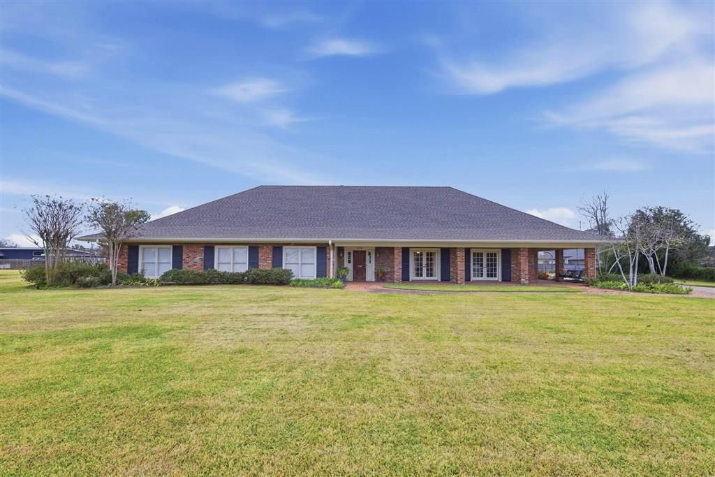 800 Bayou Oaks Lane, Lake Charles, LA 70605