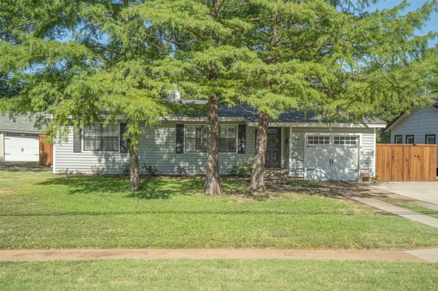 1130 S Pine Street, Grapevine, TX 76051