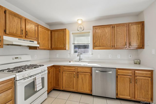 36 Lackawanna Trail, Suffern, NY 10901