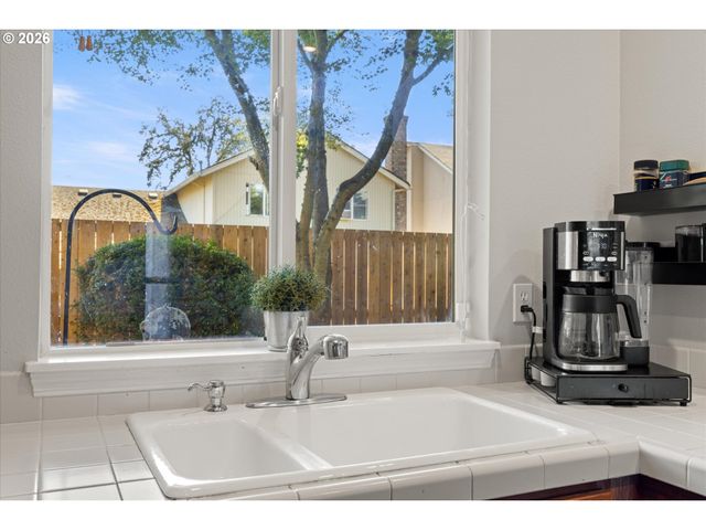 8310 Sw NORFOLK Ln, Portland, OR 97224