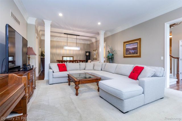 111 Charleston Drive, Troy, MI 48098