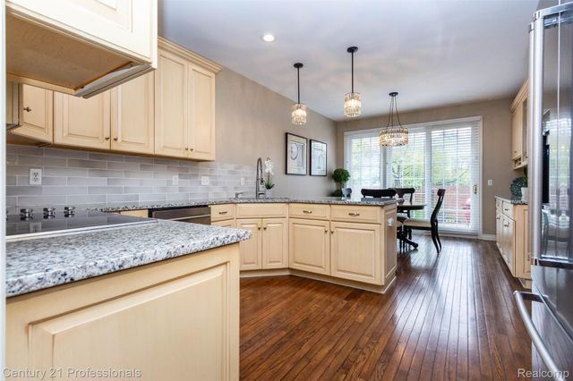 111 Charleston Drive, Troy, MI 48098