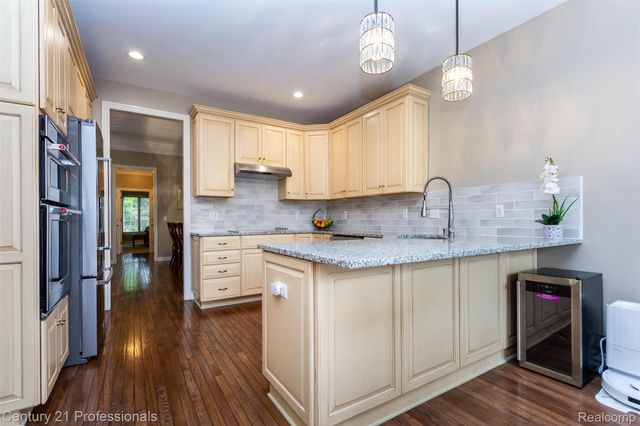 111 Charleston Drive, Troy, MI 48098