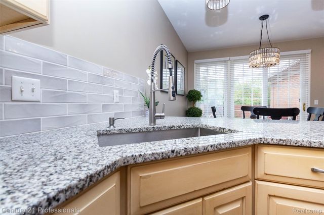 111 Charleston Drive, Troy, MI 48098