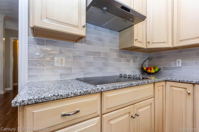 111 Charleston Drive, Troy, MI 48098