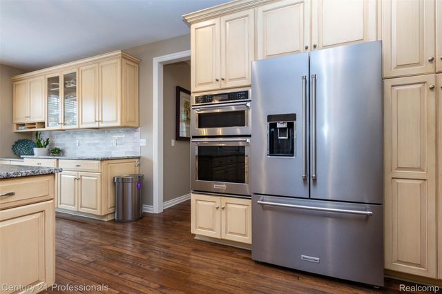 111 Charleston Drive, Troy, MI 48098