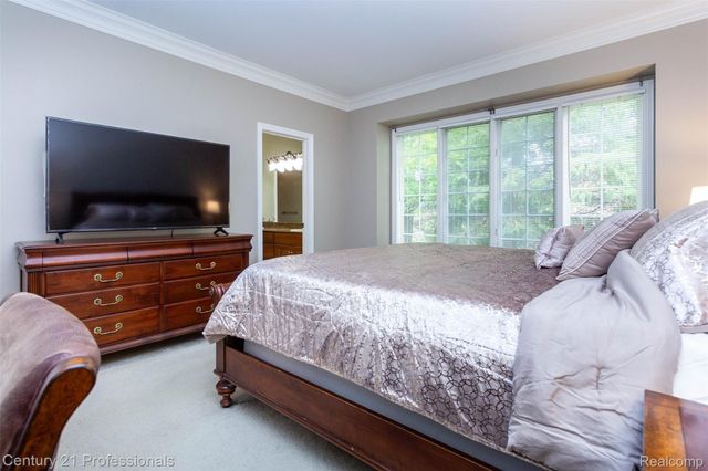 111 Charleston Drive, Troy, MI 48098