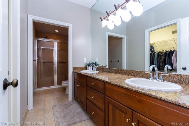 111 Charleston Drive, Troy, MI 48098