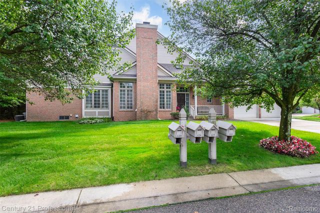 111 Charleston Drive, Troy, MI 48098