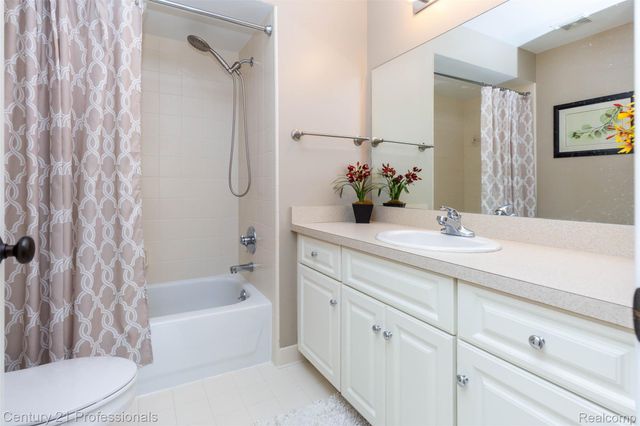 111 Charleston Drive, Troy, MI 48098