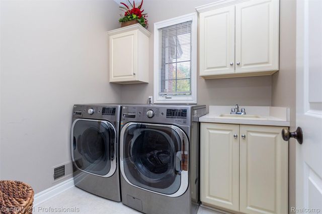 111 Charleston Drive, Troy, MI 48098