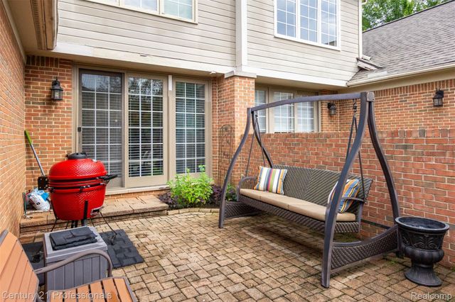 111 Charleston Drive, Troy, MI 48098