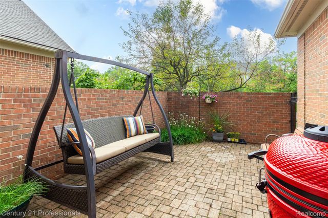 111 Charleston Drive, Troy, MI 48098