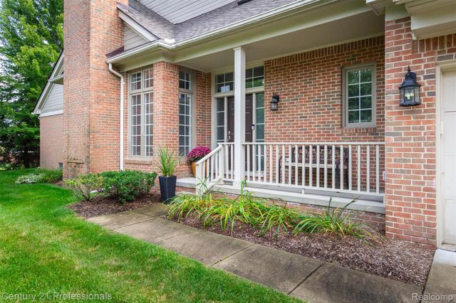 111 Charleston Drive, Troy, MI 48098