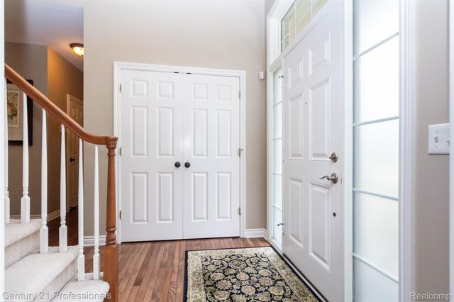 111 Charleston Drive, Troy, MI 48098