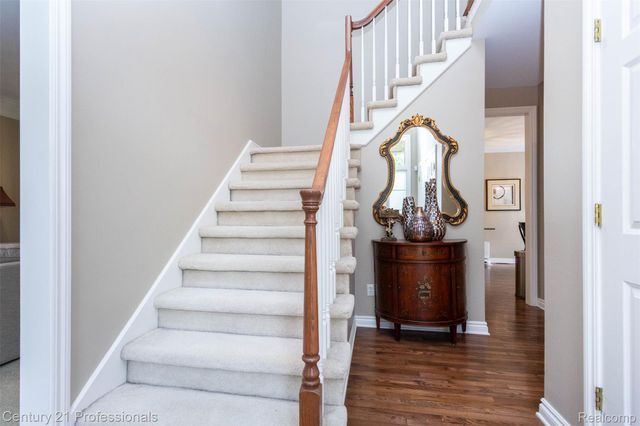 111 Charleston Drive, Troy, MI 48098