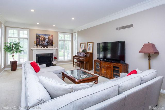 111 Charleston Drive, Troy, MI 48098