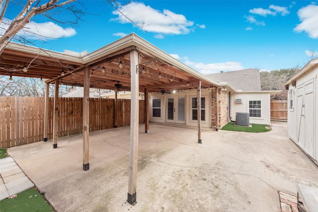 1817 Crooked Lane, Fort Worth, TX 76112