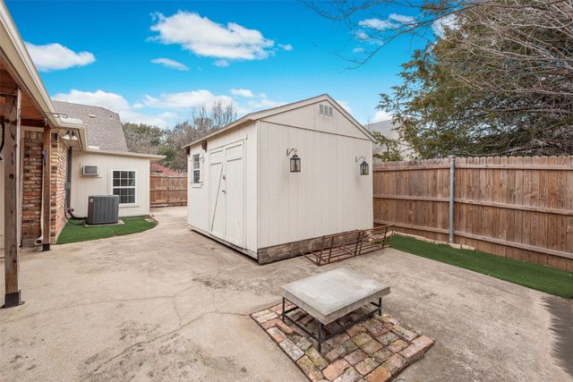 1817 Crooked Lane, Fort Worth, TX 76112