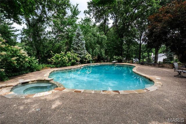 265 South Graeser Road, Creve Coeur, MO 63141