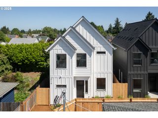 319 N Holland St, Portland, OR 97217