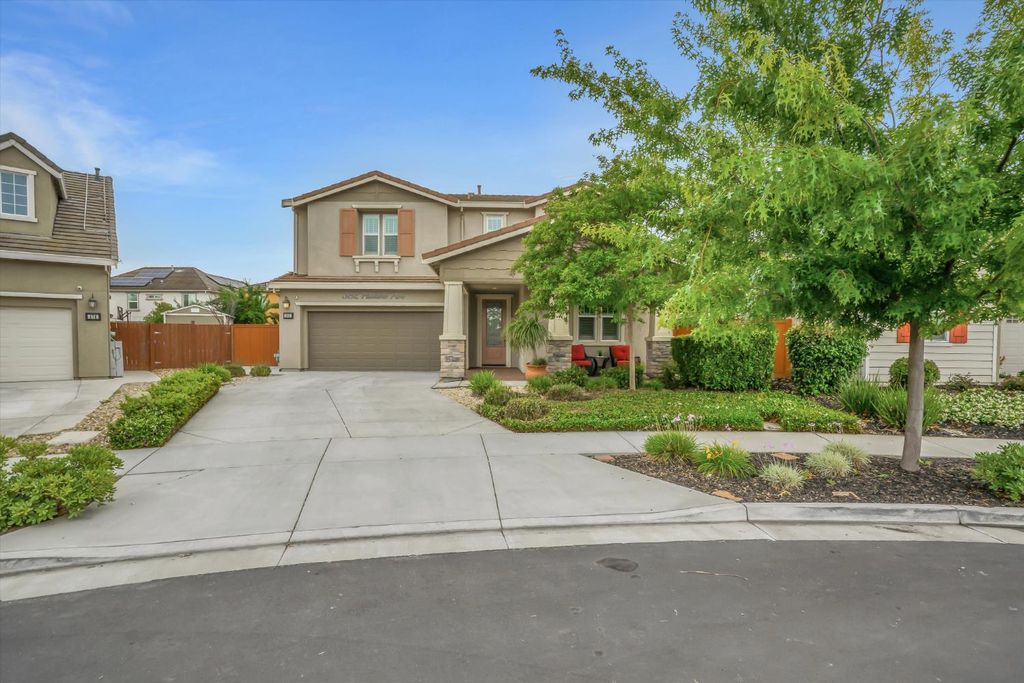 582 Pasture Ave, Lathrop, CA 95330