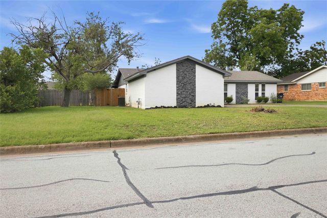 1305 Pinehurst Drive, Fort Worth, TX 76134