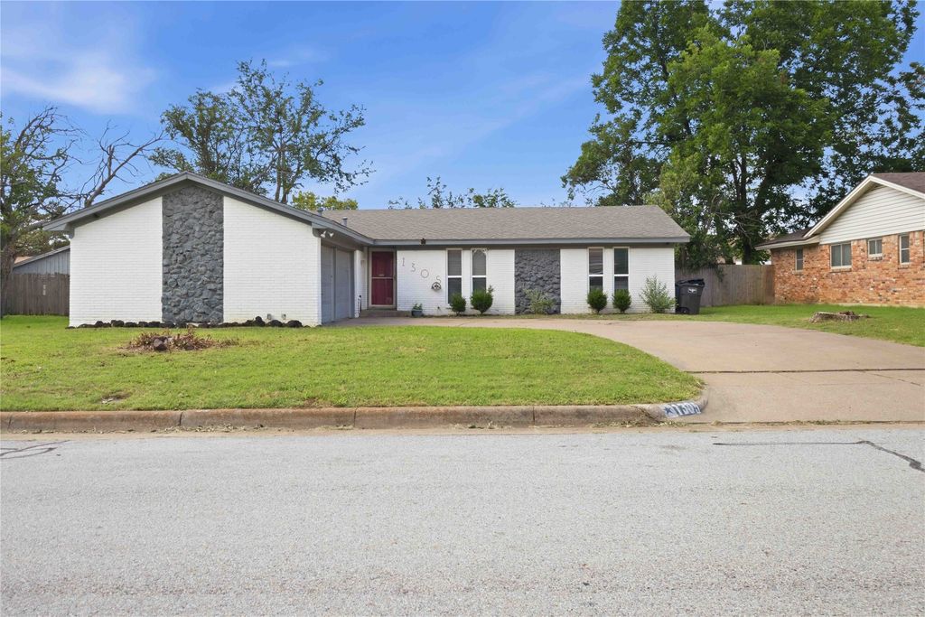 1305 Pinehurst Drive, Fort Worth, TX 76134
