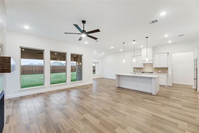 1240 Amberwood Lane, Red Oak, TX 75154