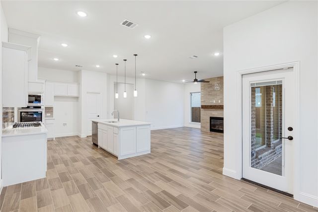 1240 Amberwood Lane, Red Oak, TX 75154