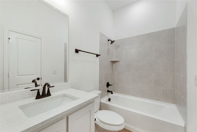 1240 Amberwood Lane, Red Oak, TX 75154