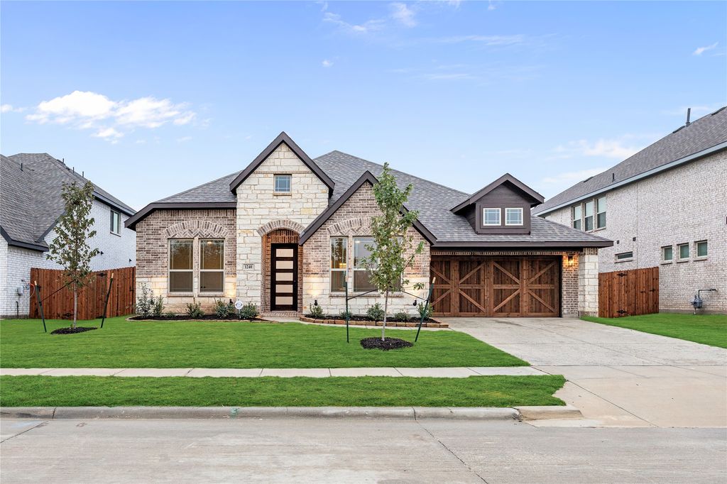 1240 Amberwood Lane, Red Oak, TX 75154