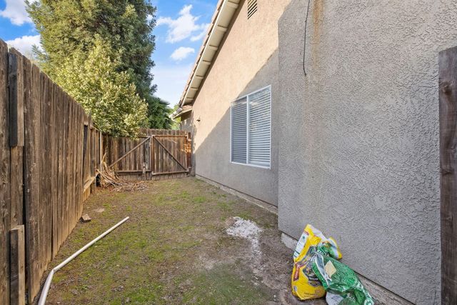4231 E Paradise Avenue, Visalia, CA 93292