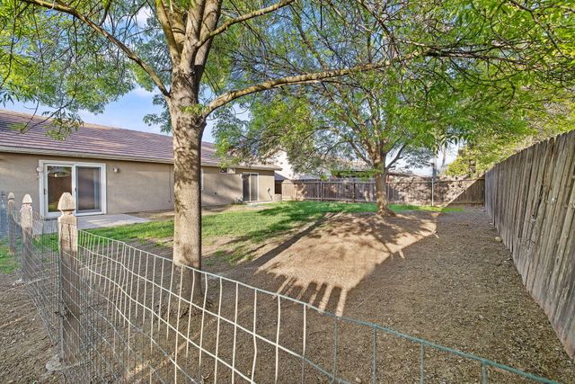 4231 E Paradise Avenue, Visalia, CA 93292