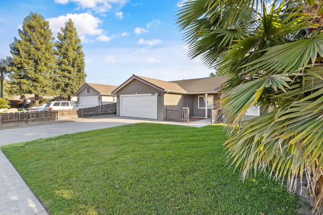 4231 E Paradise Avenue, Visalia, CA 93292