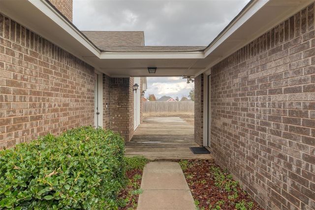 2303 Lakewood Drive, Chickasha, OK 73018