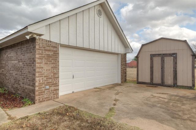2303 Lakewood Drive, Chickasha, OK 73018