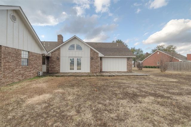 2303 Lakewood Drive, Chickasha, OK 73018