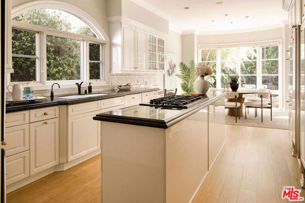 Image 13 of property listing at 166 N Mccadden Place, Los Angeles, CA 90004